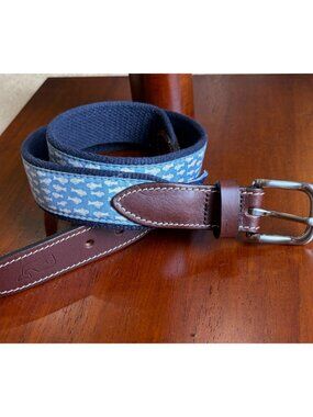 Vineyard Vines Belt Size 28 Blue Fish Pattern Canvas Leather Trim Whale Logo